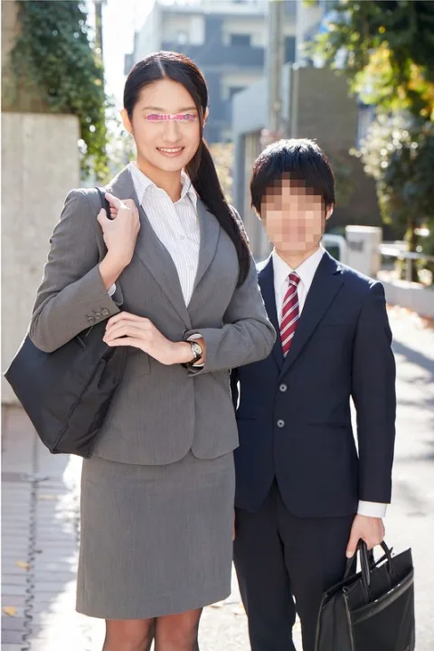 高身長の働くインテリOL限定 身長170cm超えの美脚の女先輩と低身長の後輩くんが勤務中に身長差SEXに挑戦！いつも厳しい女上司のモデルのような身体に触れ部下は思わずフル勃起！後輩のチ○ポに激突きされ本気イキした先輩オマ○コは中出しまでしてしまうのか！？ さおり